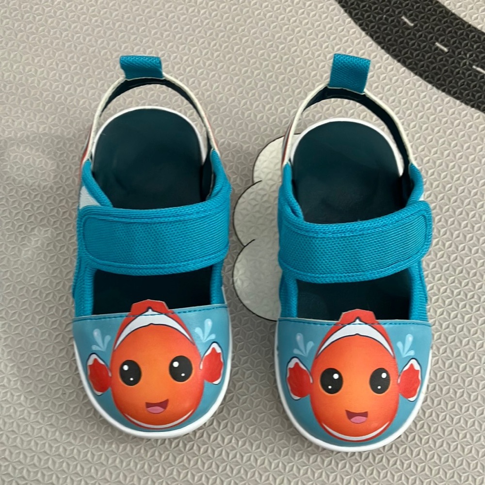 Ikiki squeaker sandals size 9